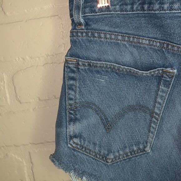 Levi’s Distressed Frayed Cut Off Shorts - Picture 9 of 13